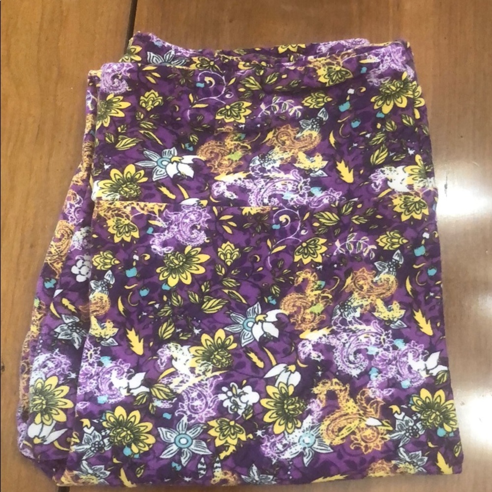 Lularoe woman’s designed leggings